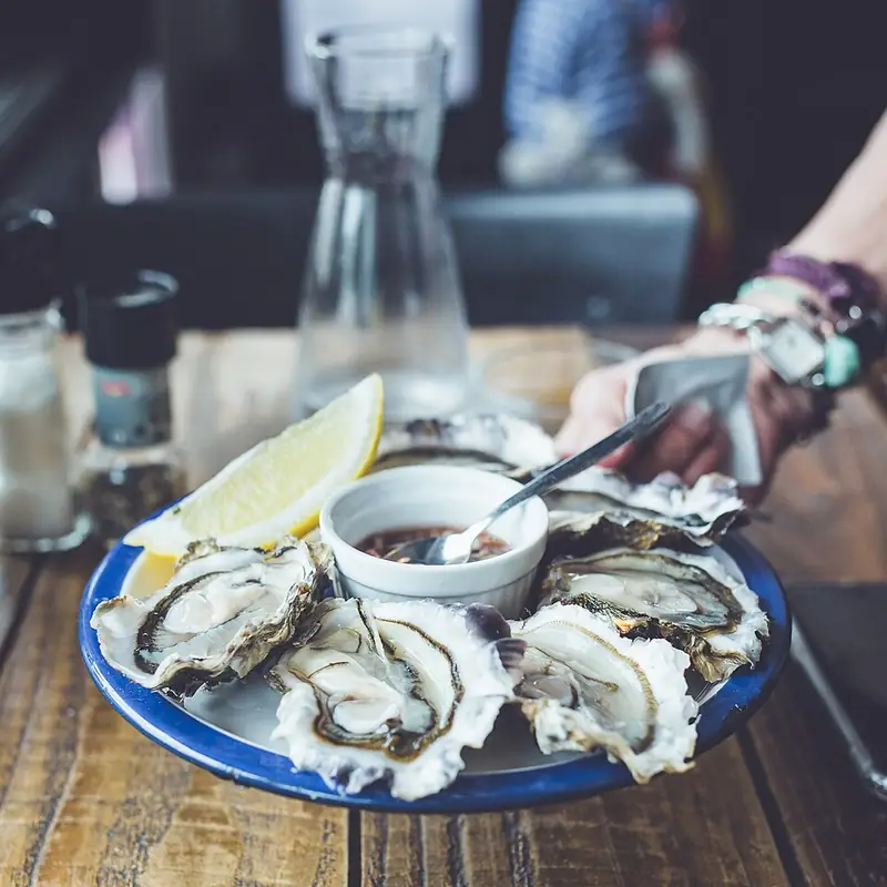 Verse oesters met citroen