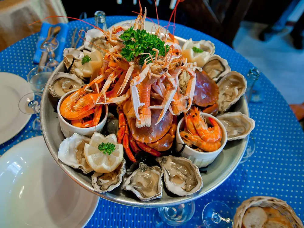 Rijk gevulde schotel met kreeft, langoustines en oesters